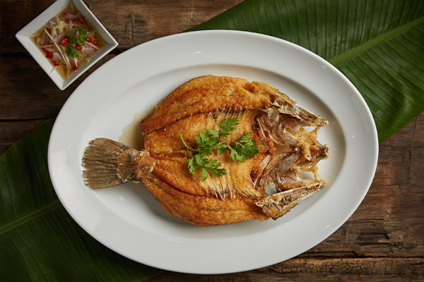 ปลากะพงทอดน้ำปลา – Siam Brasserie – สยามบราสเซอรี ร้านอาหารไทย  ต้นตำรับคุณย่า บรรยากาศดี
