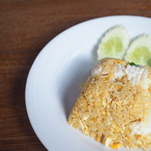 ข้าวผัดผงกะหรี่ปลาหมึก
