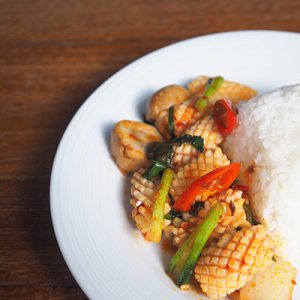 ข้าวผัดน้ำพริกเผาปลาหมึก