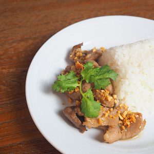 หมูกระเทียม